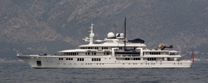 Yacht de luxe, dans la baie du Cap Férat