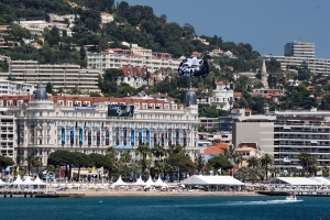 Cannes, Carlton pendant le festival, parachute "Mont-Blanc"