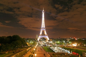 La Tour Eiffel et le Champ de Mars, vue nocture