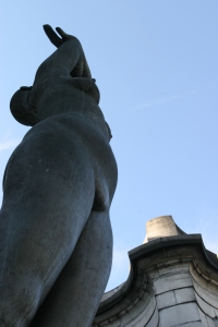 La femme qui regarde le soleil (Statue, Tournai)